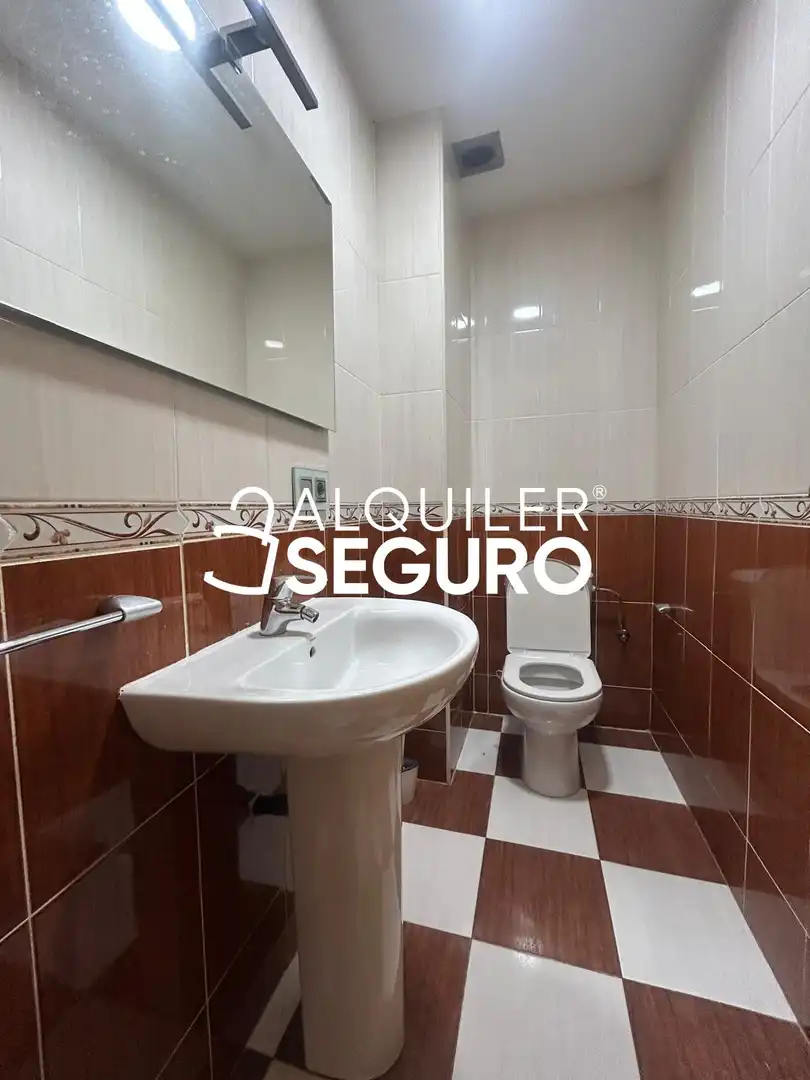 Badezimmer von Wohnung zur Miete in Churriana de la Vega mit Klimaanlage, Heizung und Abstellraum