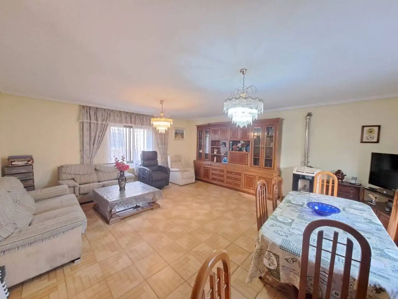 Sala d'estar de Casa adosada en venda en Burgos amb Calefacció i Jardí privat