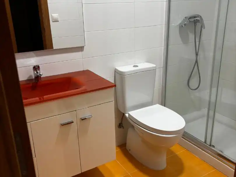 Bathroom of Flat for rent in Pontevedra Capital   with Terrace and Balcony