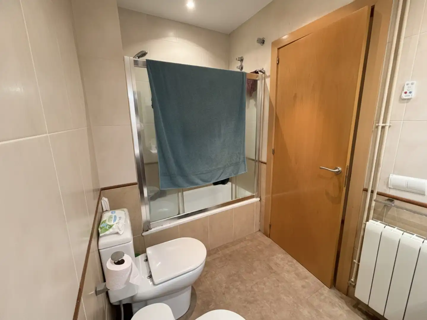 Badezimmer von Wohnung zum Verkauf in Sant Feliu de Codines mit Klimaanlage, Heizung und Parkett