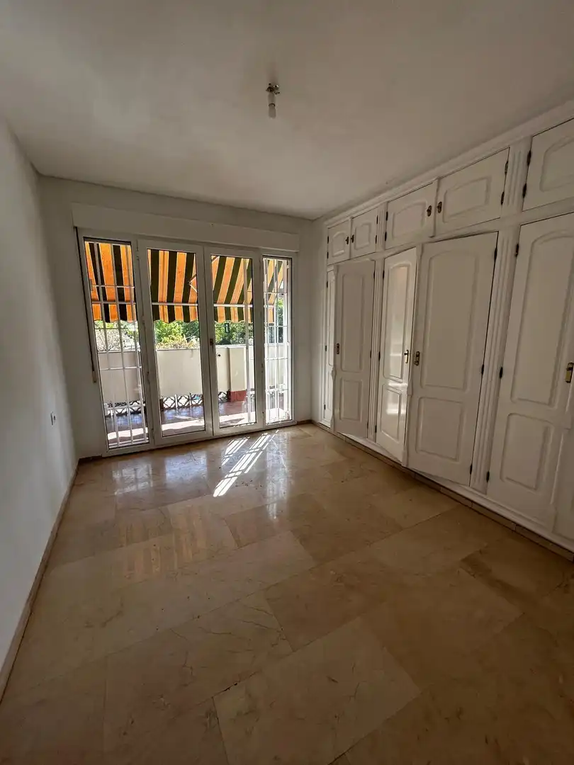 Habitación de Piso de alquiler en Córdoba con Aire acondicionado, Jardín privado y Piscina comunitaria