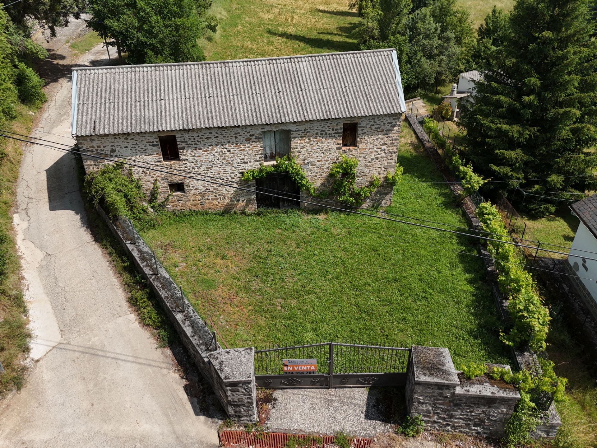 Exterior view of House or chalet for sale in Valle de Hecho  with Private garden and Storage room