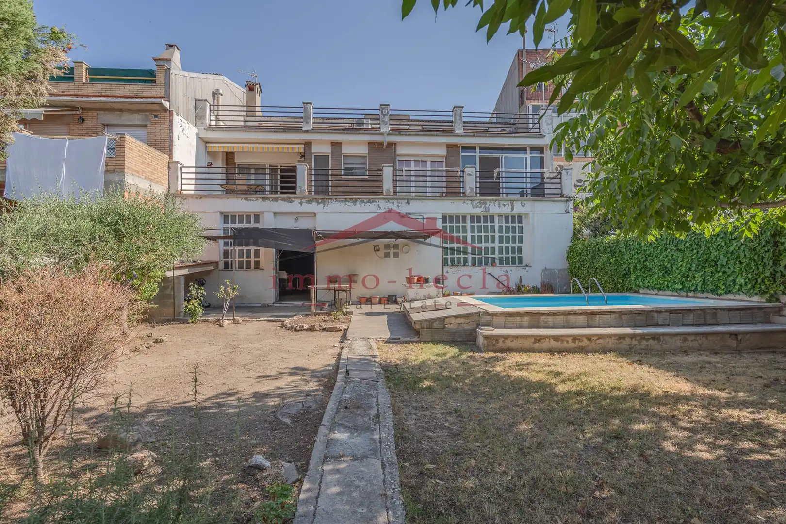Vista exterior de Casa adosada en venda en Vilanova del Camí amb Calefacció, Terrassa i Piscina
