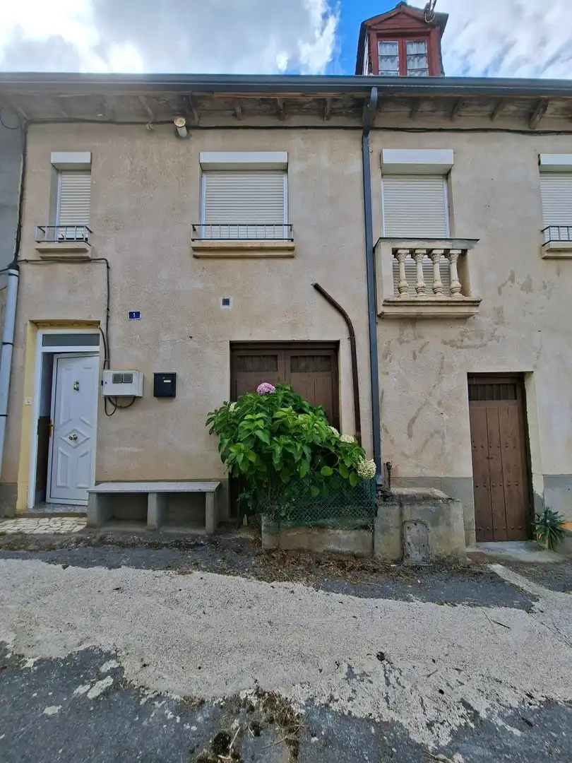 Vista exterior de Casa adosada en venta en Carucedo con Calefacción
