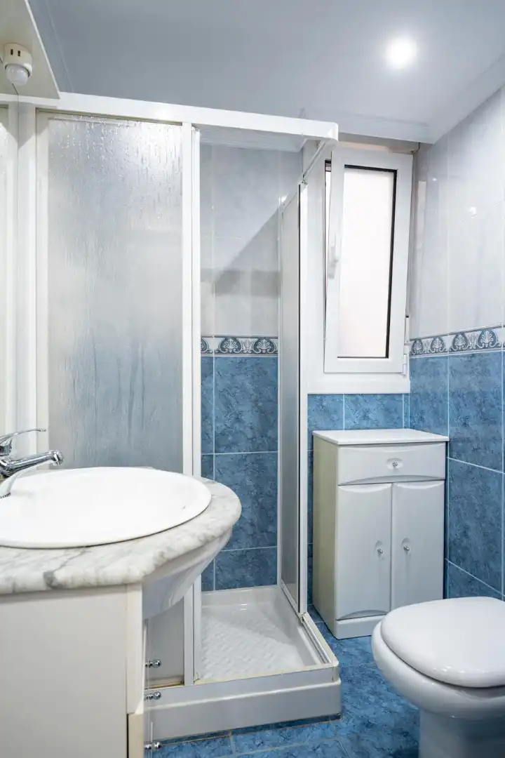 Badezimmer von Wohnung zur Miete in Santander mit Heizung, Parkett und Möbliert
