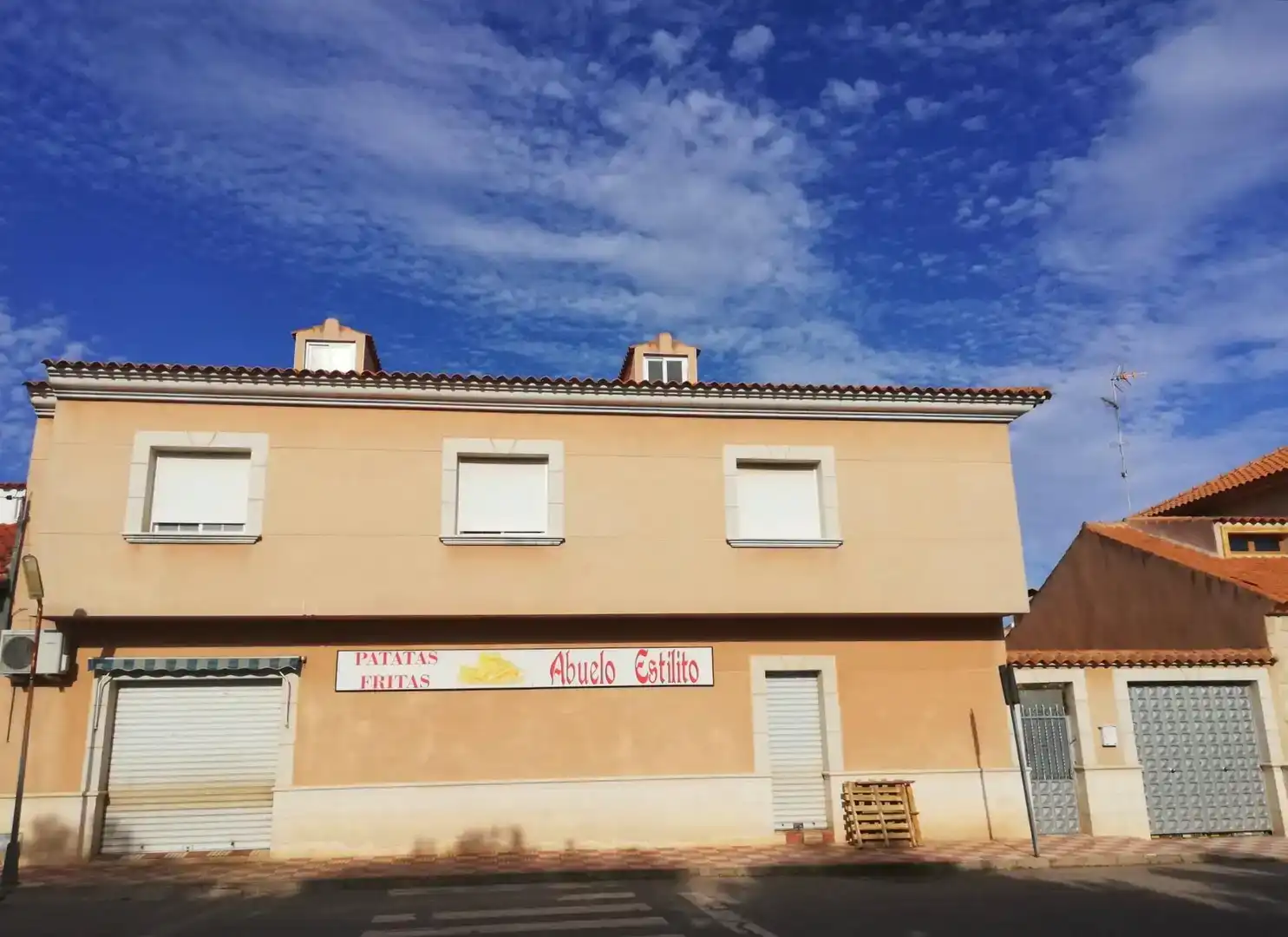 Vista exterior de Pis en venda en Lillo amb Balcó