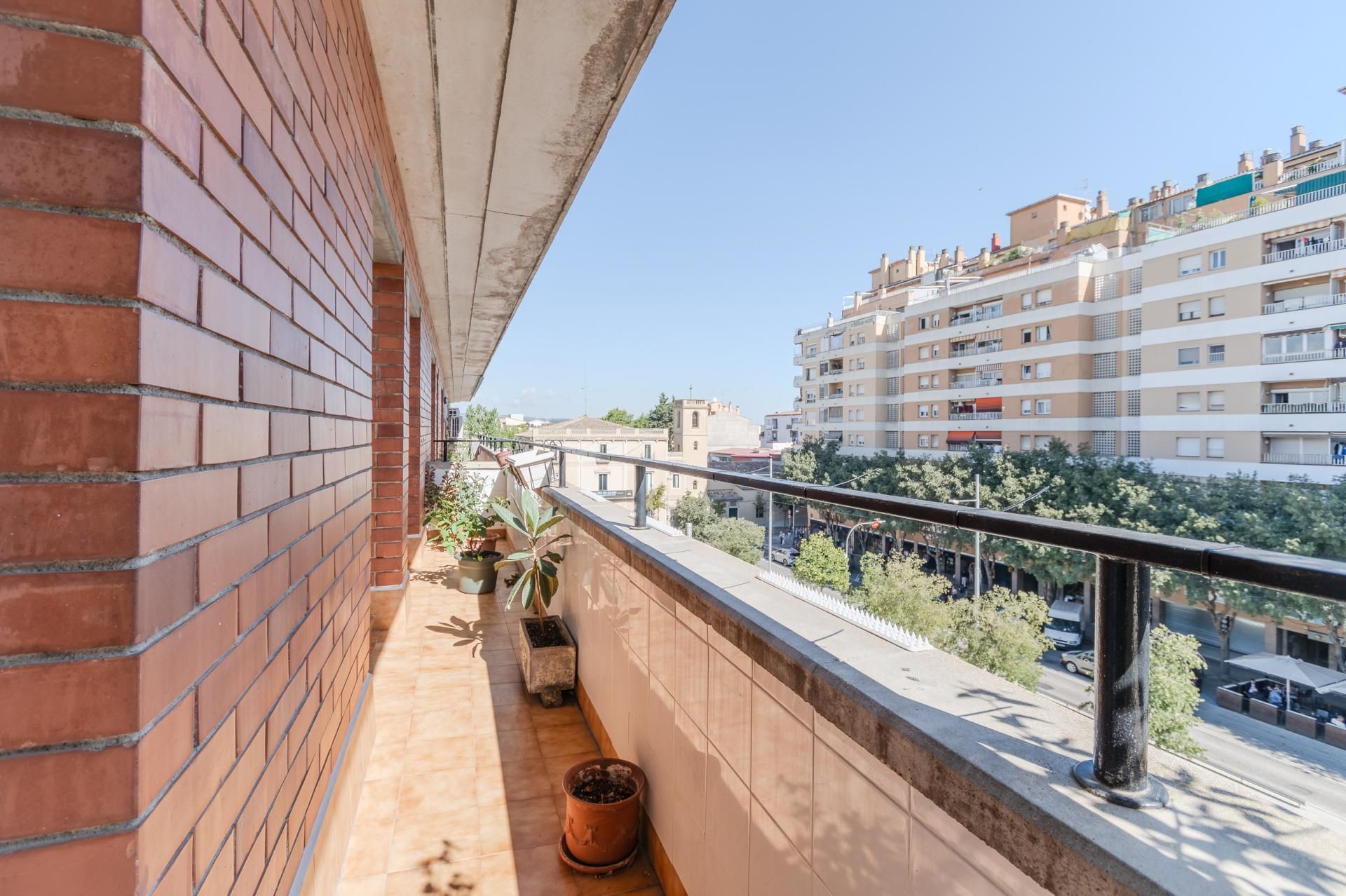 Vista exterior de Àtic en venda en Salt amb Calefacció, Jardí privat i Forn
