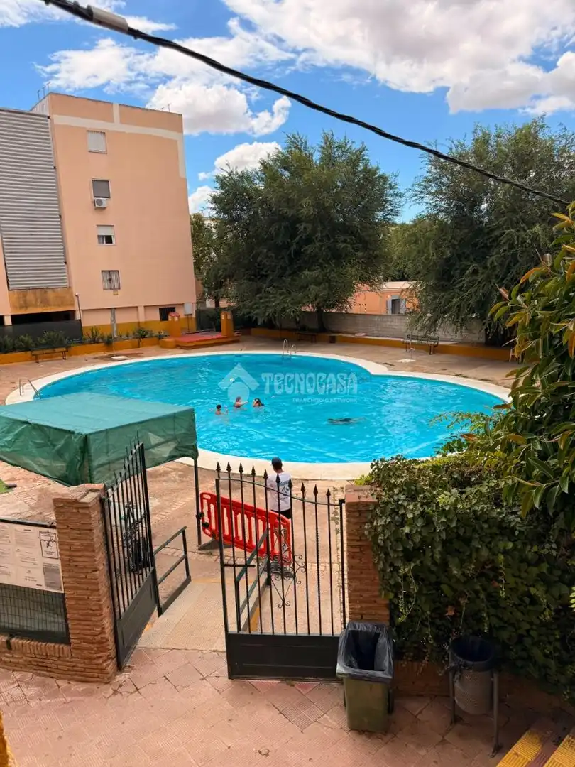 Piscina de Pis en venda en Alcalá de Guadaira amb Aire condicionat, Traster i Piscina comunitària