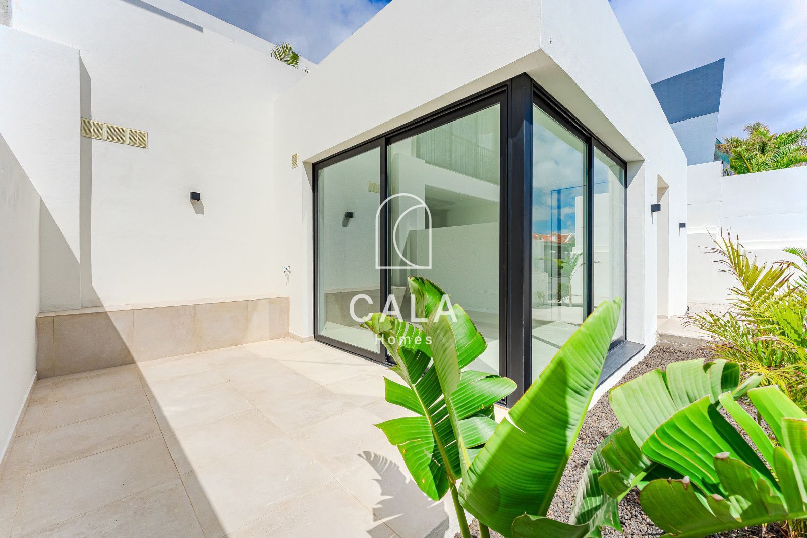 Vista exterior de Casa o xalet en venda en Adeje amb Aire condicionat, Jardí privat i Terrassa