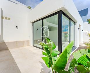 Vista exterior de Casa o xalet en venda en Adeje amb Aire condicionat, Jardí privat i Terrassa
