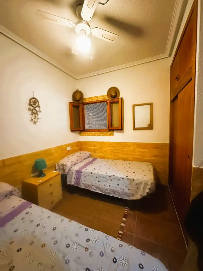 Habitación de Apartamento de alquiler en Pilar de la Horadada con Aire acondicionado, Jardín privado y Trastero