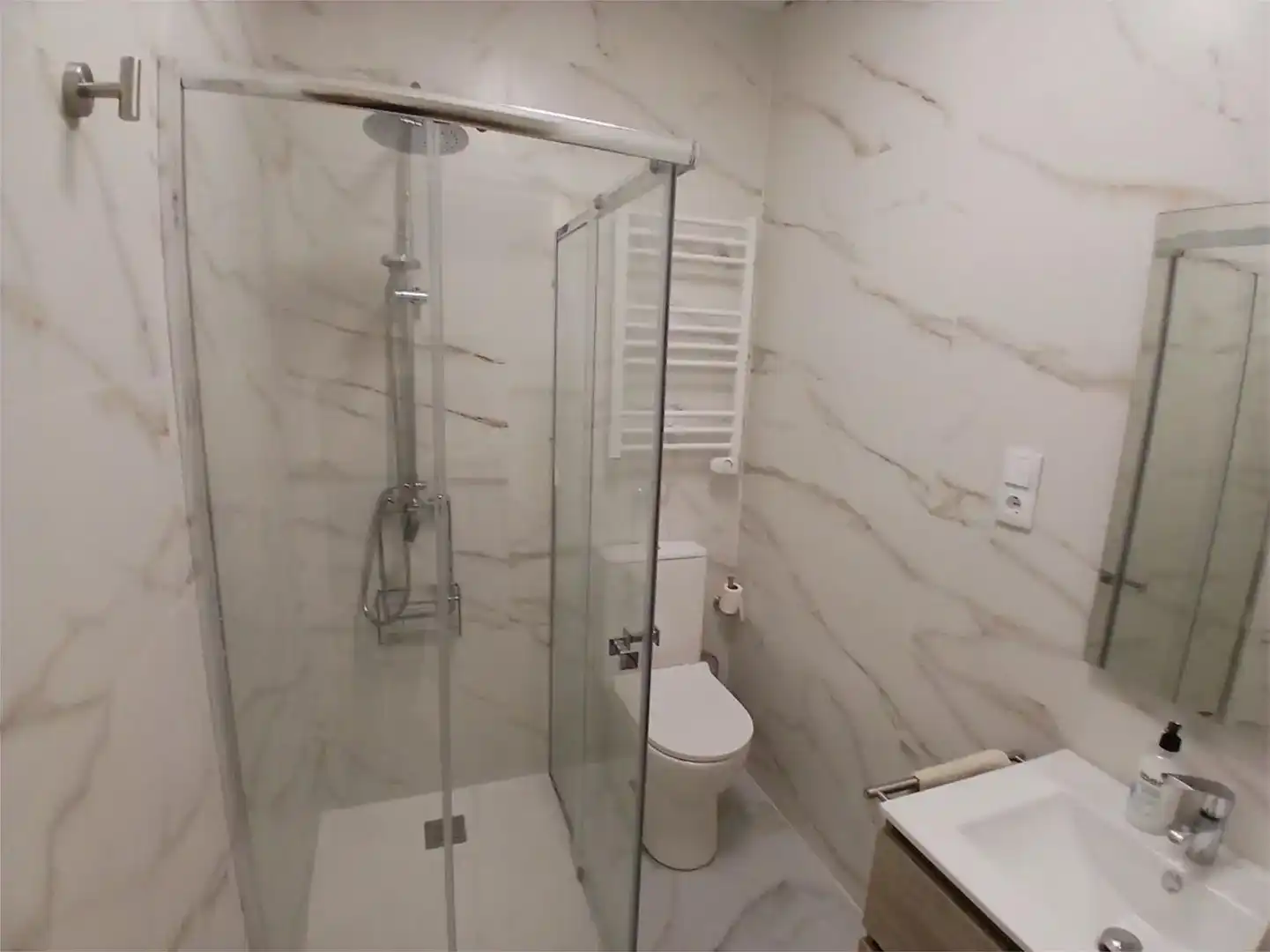 Bathroom of Flat for share in Mortera