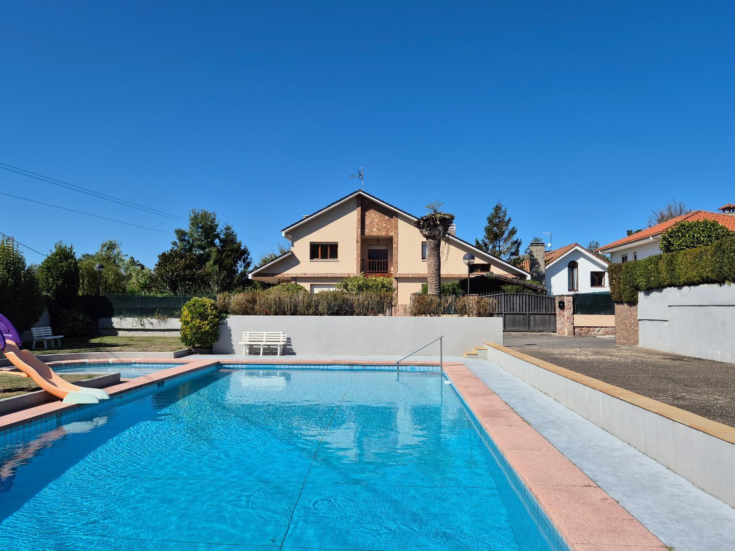 Piscina de Casa o xalet en venda en Gijón  amb Calefacció, Terrassa i Traster