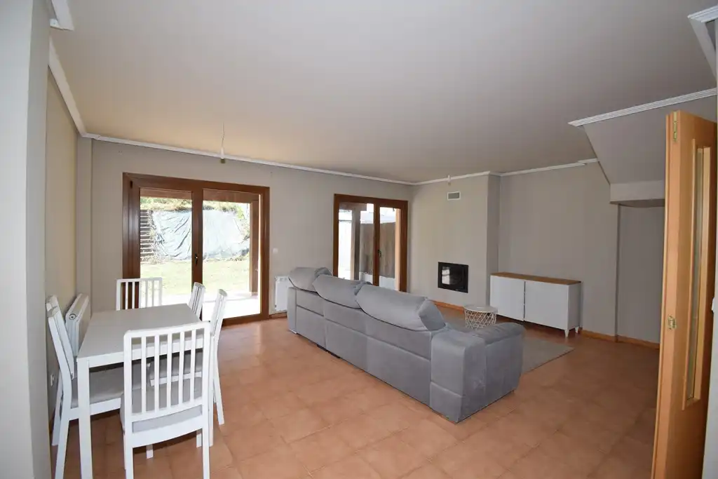 Sala de estar de Casa adosada en venta en Miño con Calefacción, Jardín privado y Amueblado