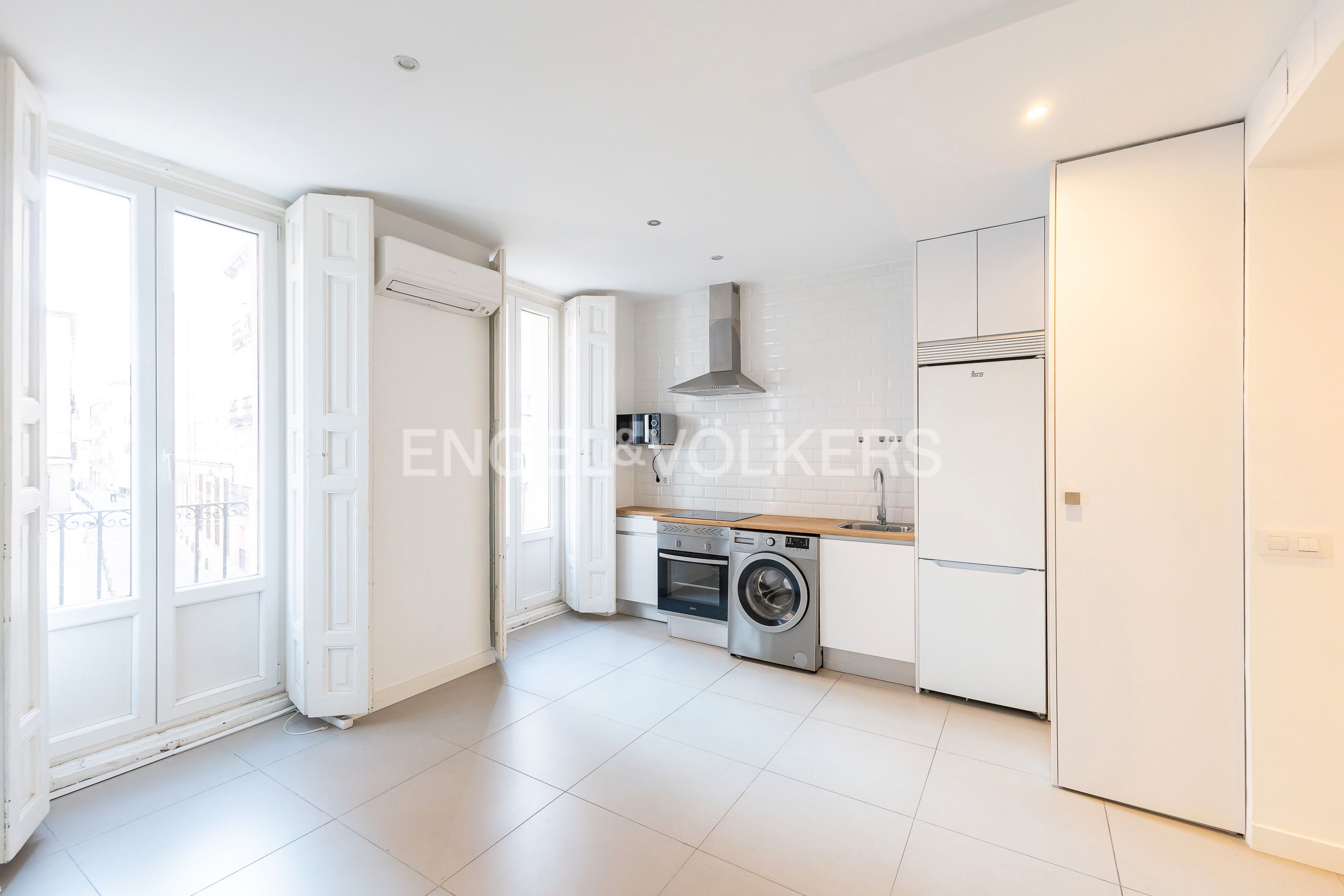 Cocina de Apartamento de alquiler en  Madrid Capital con Aire acondicionado, Calefacción y Balcón