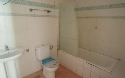 Bathroom of Flat for sale in La Línea de la Concepción  with Terrace