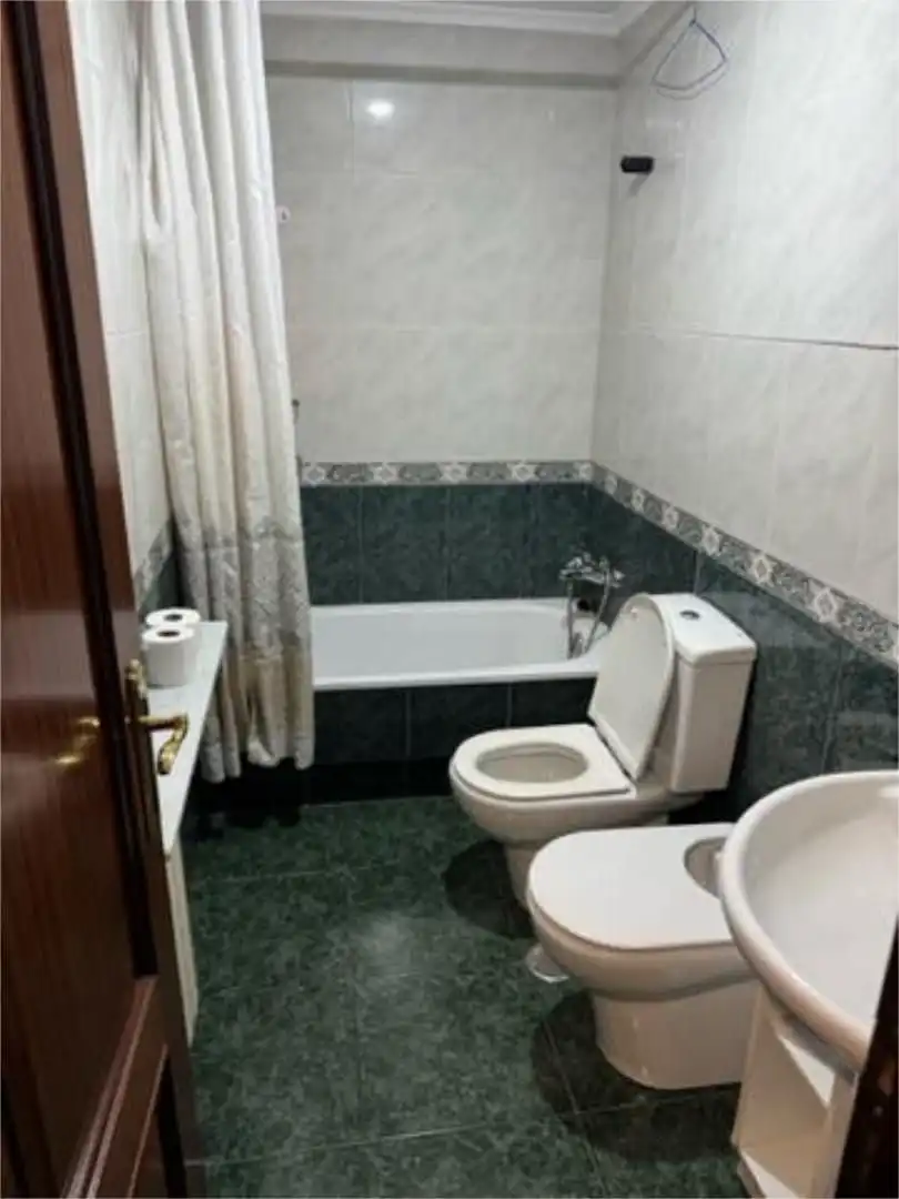 Baño de Piso de alquiler en Ourense Capital  con Calefacción, Amueblado y Horno