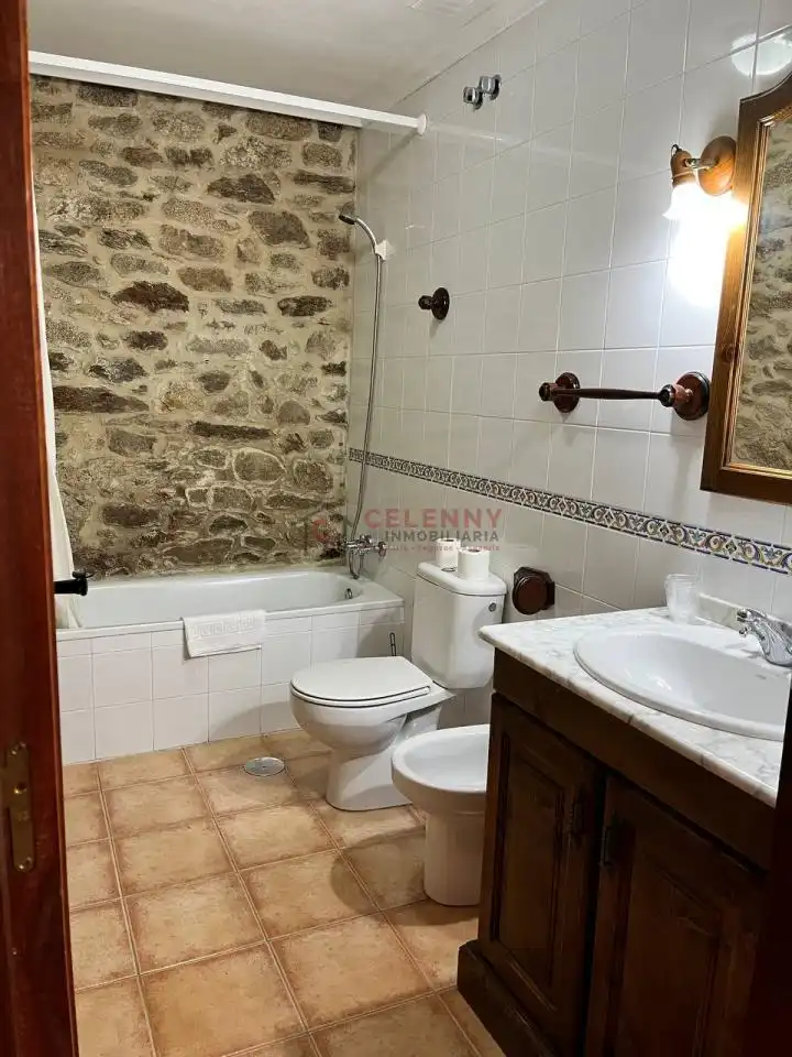Bany de Local en venda en A Pobra de Trives  amb Aire condicionat i Moblat