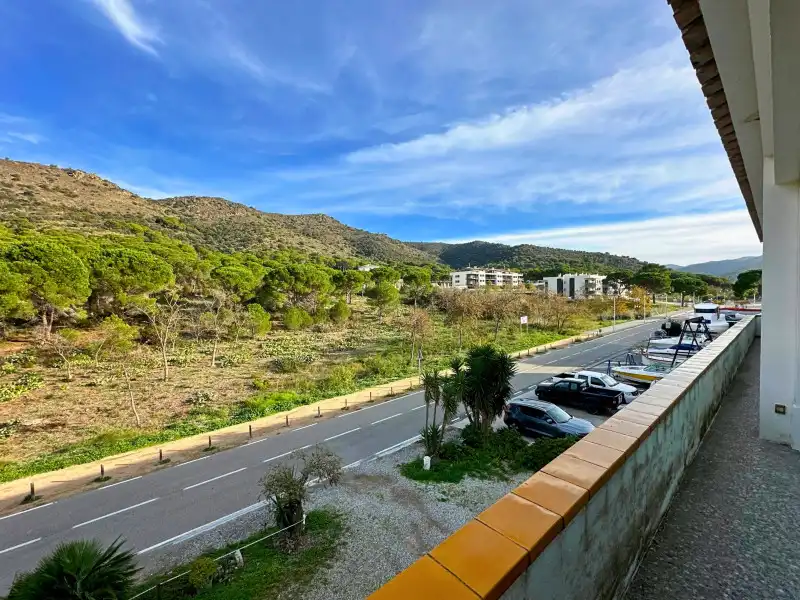 Vista exterior de Edifici en venda en El Port de la Selva amb Alarma