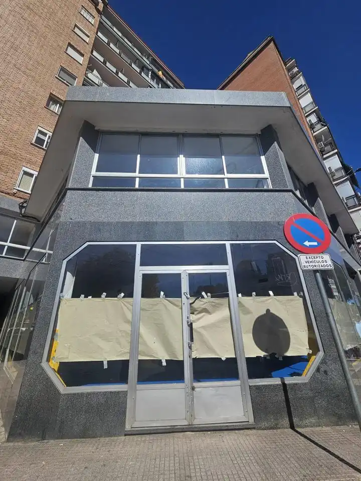 Local comercial de lloguer a Vía Complutense, imagen 2