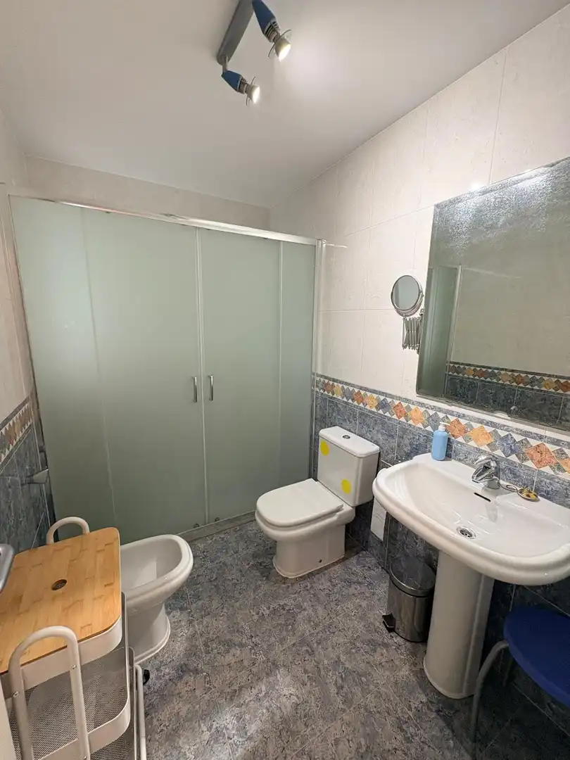 Baño de Piso de alquiler en Motril con Jardín privado, Terraza y Amueblado