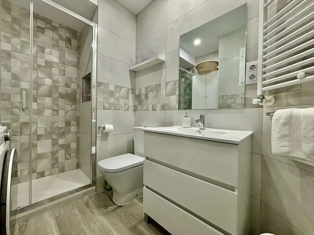 Baño de Piso de alquiler en Madrid con Aire acondicionado y Amueblado