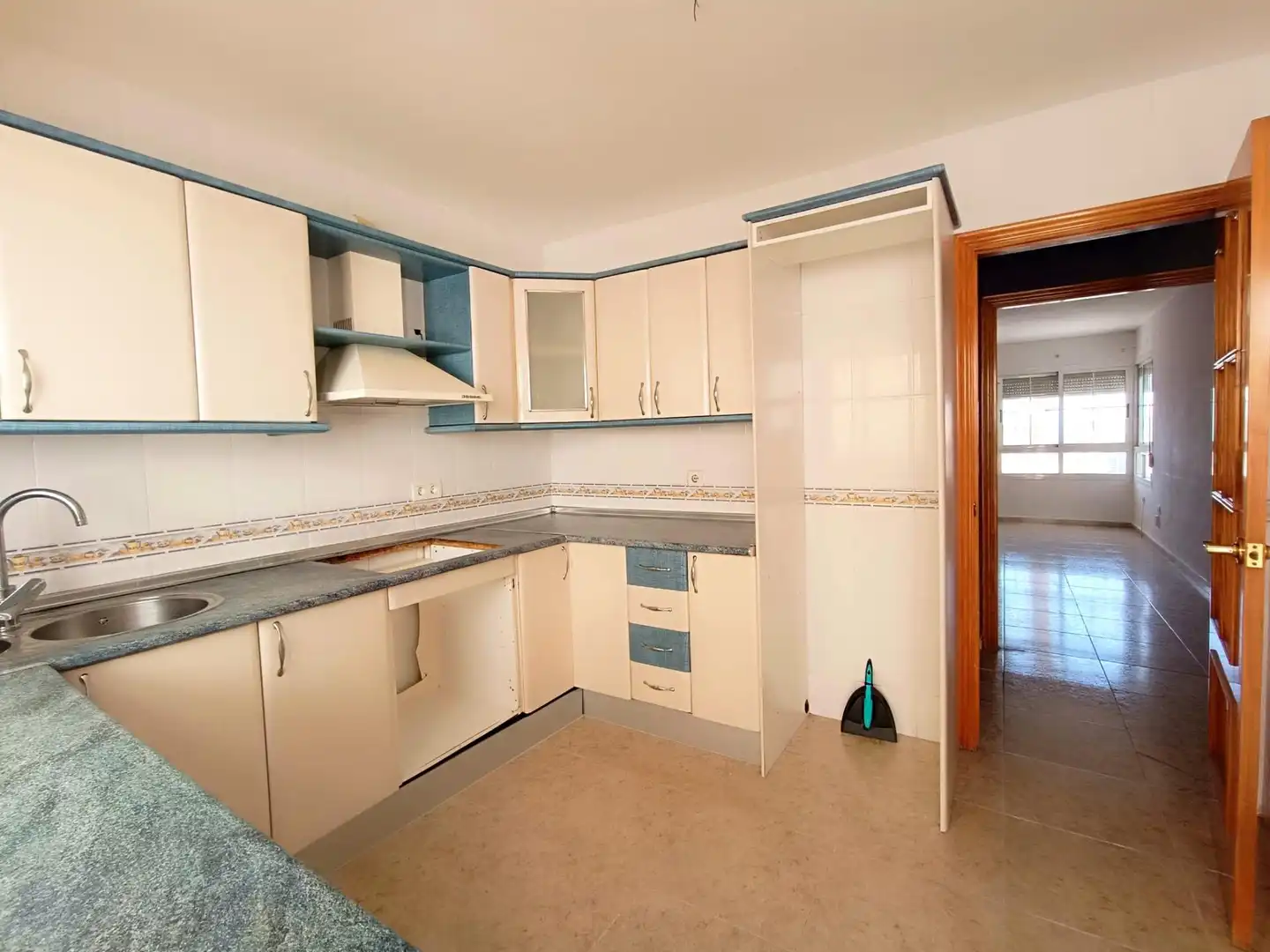 Cuina de Casa o xalet en venda en Roquetas de Mar amb Terrassa, Balcó i Piscina comunitària