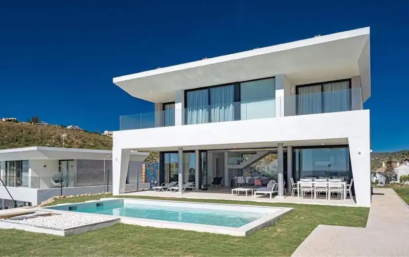 Vista exterior de Casa o chalet de alquiler en Manilva con Jardín privado, Terraza y Piscina