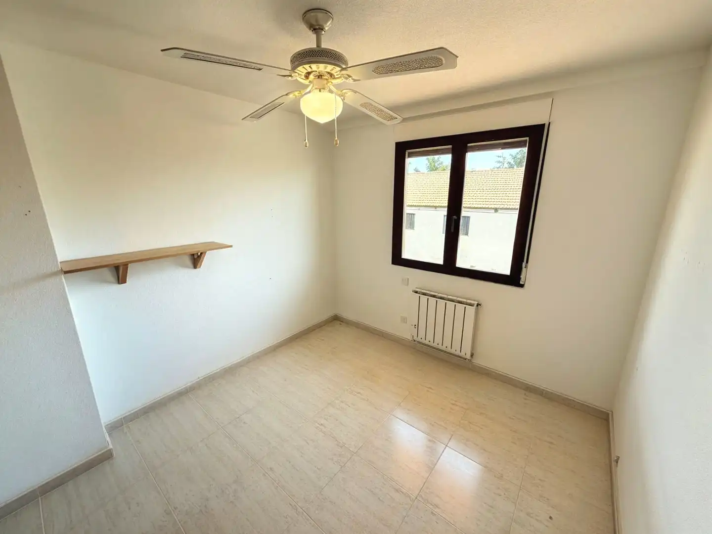 Habitación de Casa adosada en venta en Yunquera de Henares con Aire acondicionado, Calefacción y Jardín privado