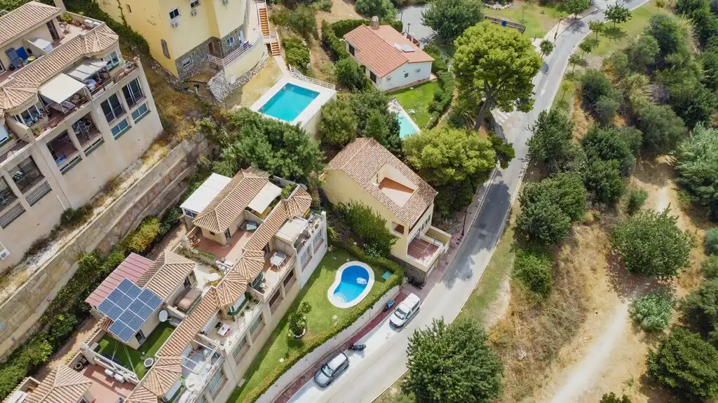 Vista exterior de Casa o xalet en venda en Fuengirola amb Aire condicionat, Jardí privat i Terrassa