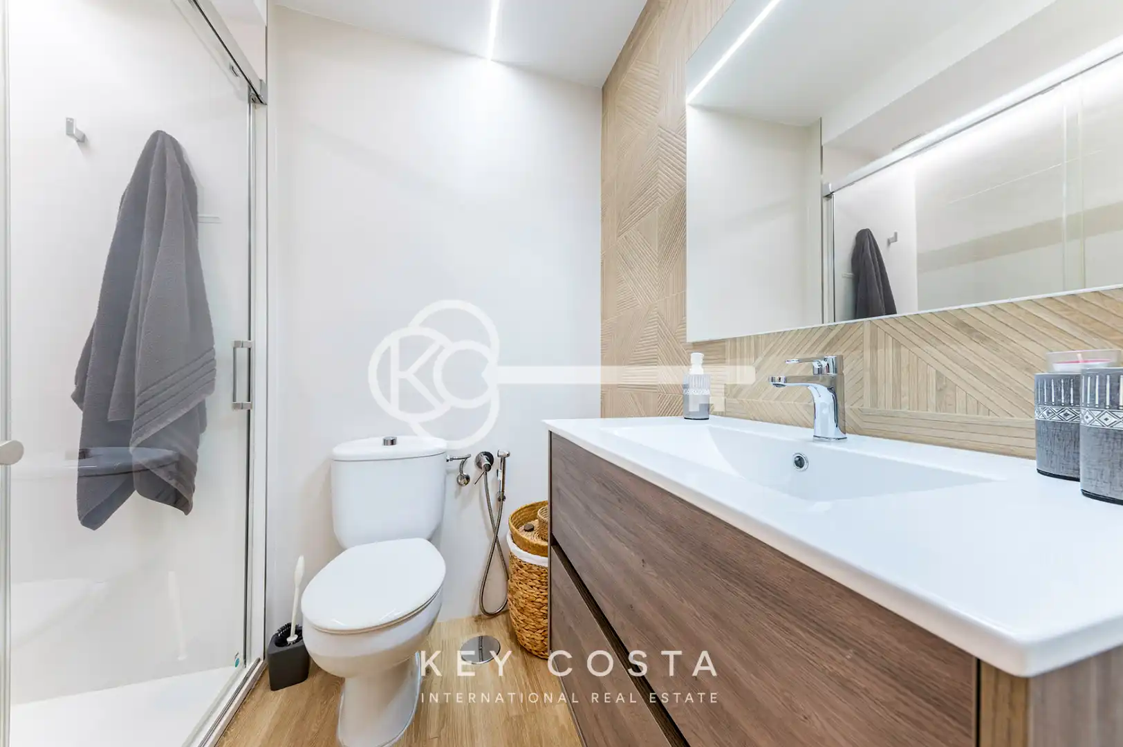 Badezimmer von Wohnung zum Verkauf in Alicante / Alacant mit Klimaanlage, Ofen und Waschmaschine