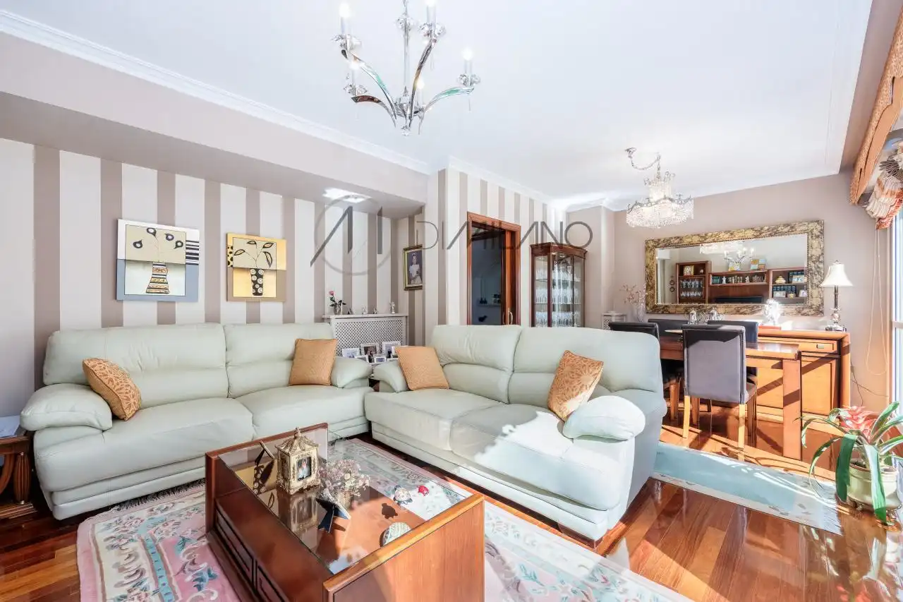 Sala de estar de Casa adosada en venta en Vigo  con Calefacción, Jardín privado y Parquet