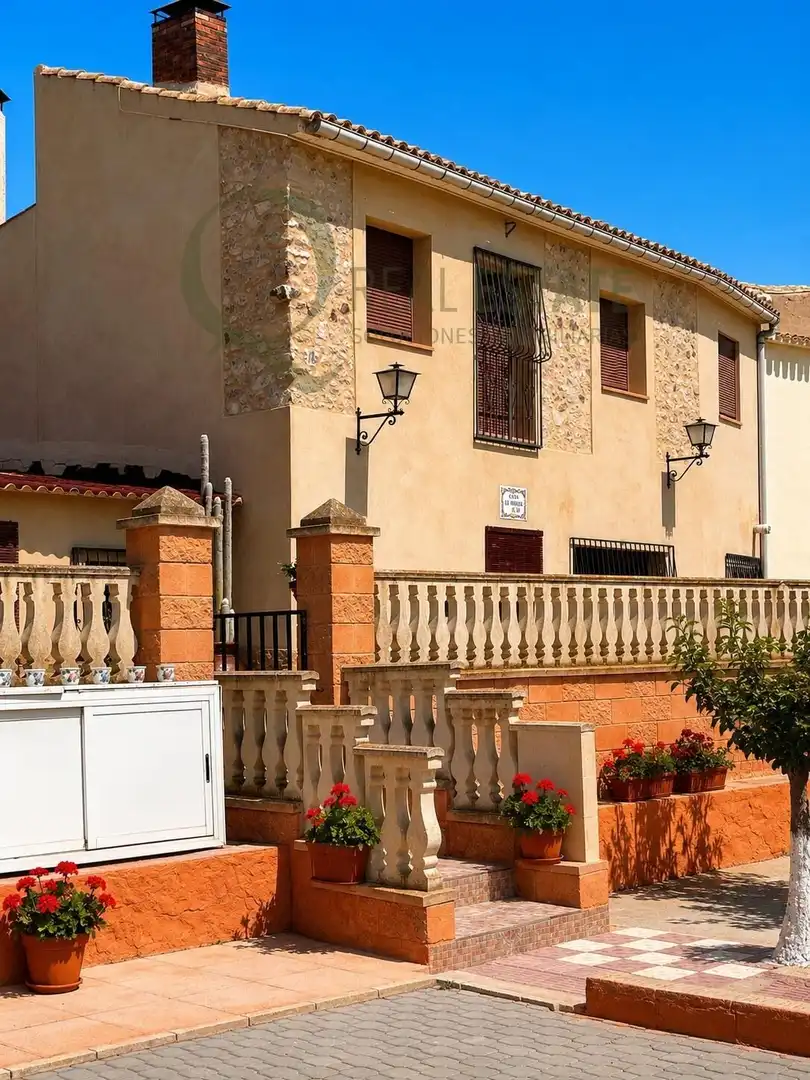 Vista exterior de Casa o chalet en venta en Villena con Jardín privado, Piscina y Amueblado