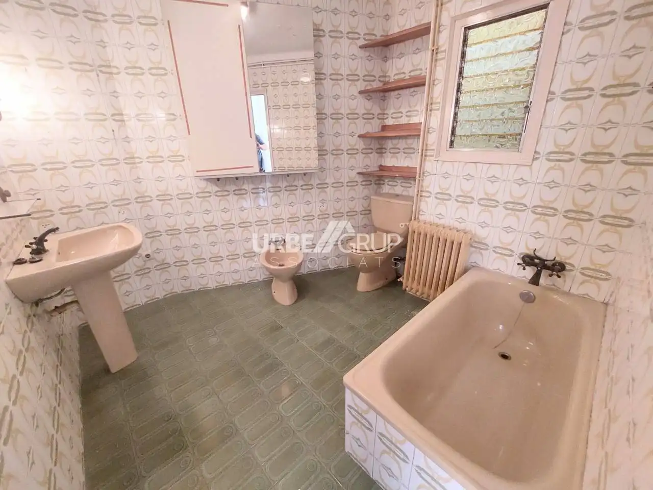 Baño de Piso en venta en Terrassa con Calefacción, Terraza y Alarma
