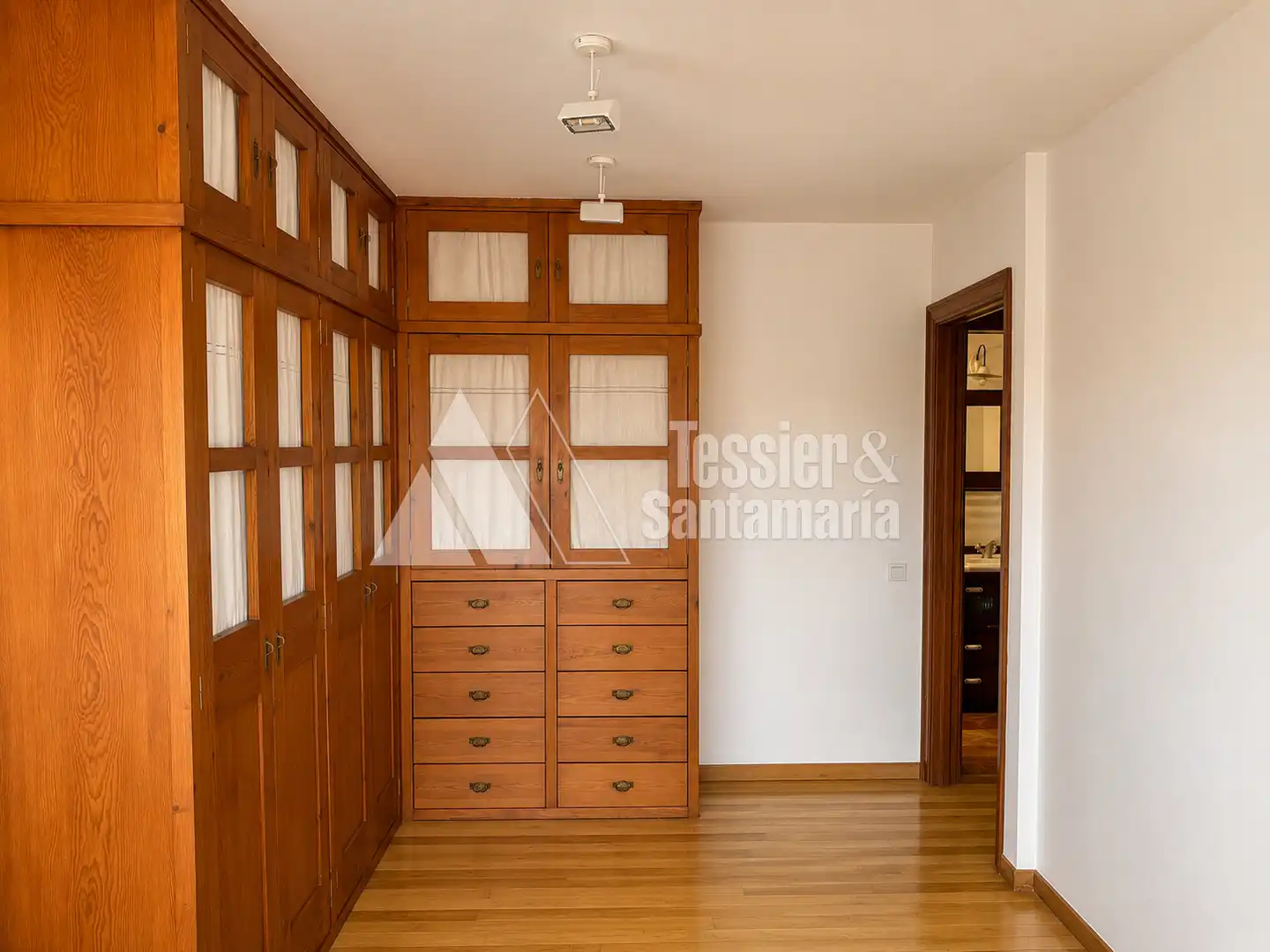 Dormitori de Pis de lloguer en Gijón  amb Calefacció, Parquet i Forn