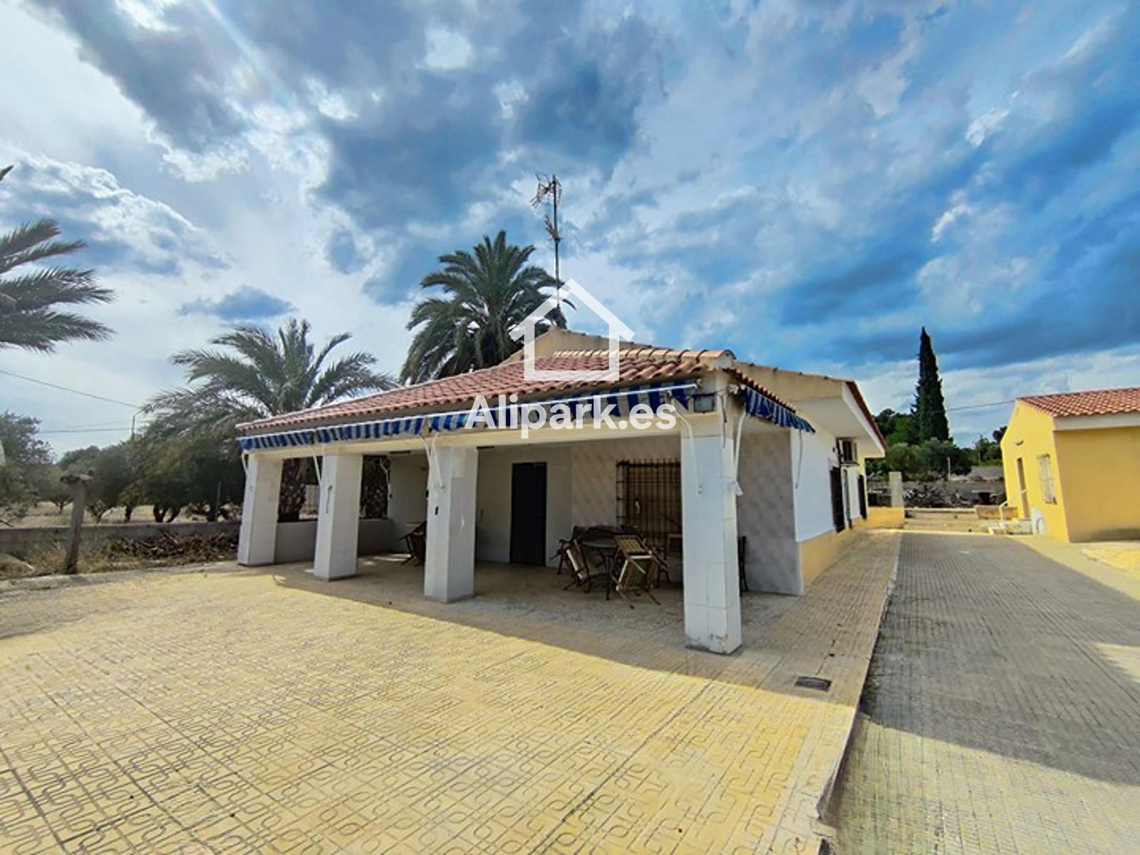 Vista exterior de Casa o xalet en venda en Alicante / Alacant amb Terrassa, Traster i Piscina