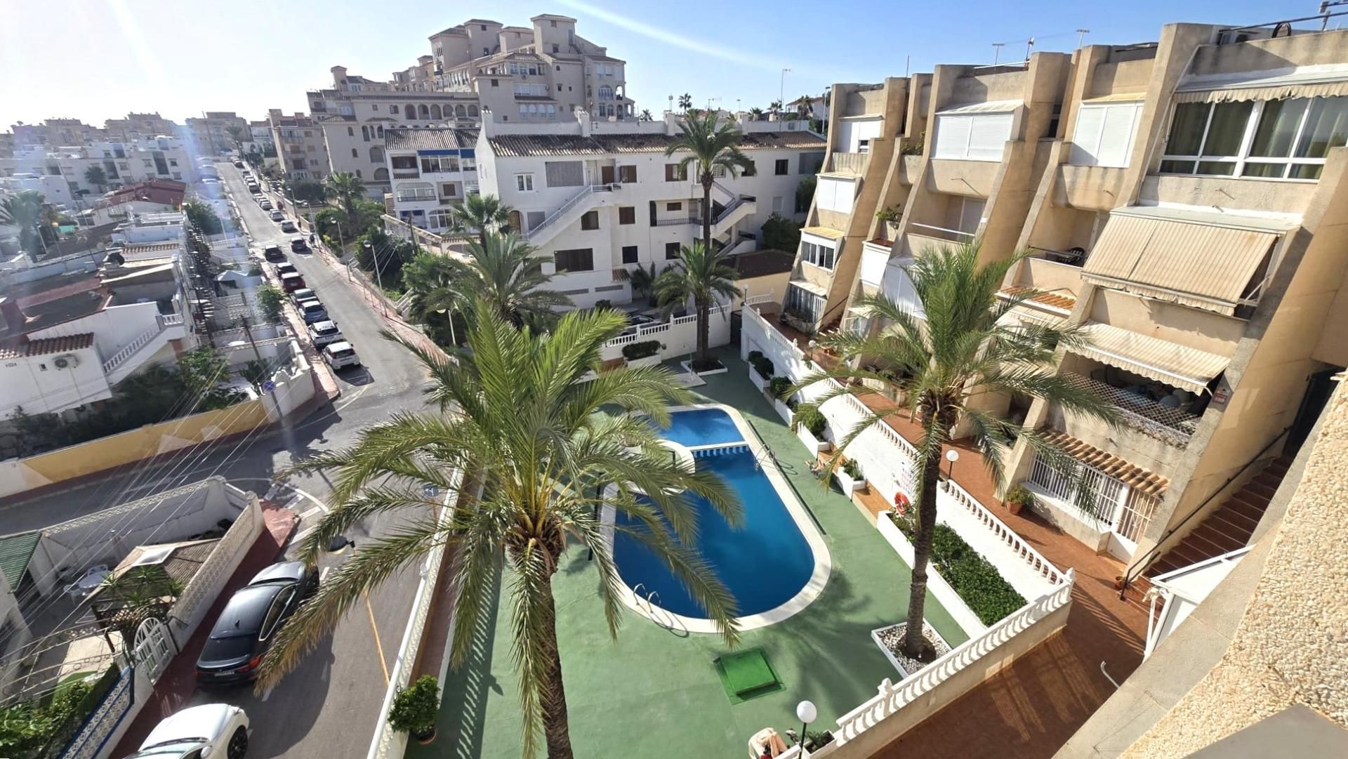 Vista exterior de Àtic en venda en Torrevieja amb Aire condicionat, Terrassa i Piscina comunitària