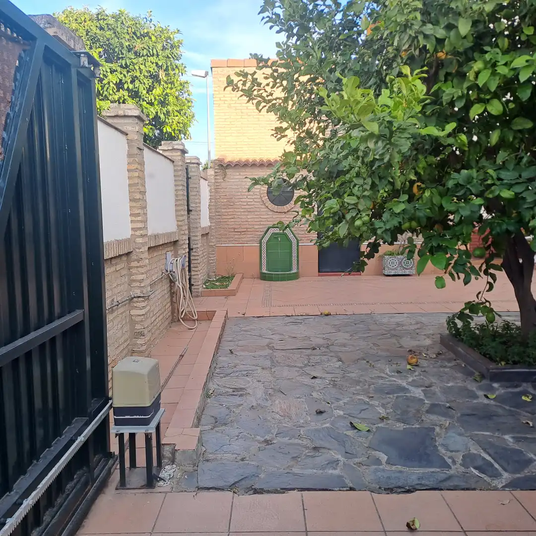 Jardí de Casa adosada en venda en Dos Hermanas amb Aire condicionat, Traster i Piscina comunitària
