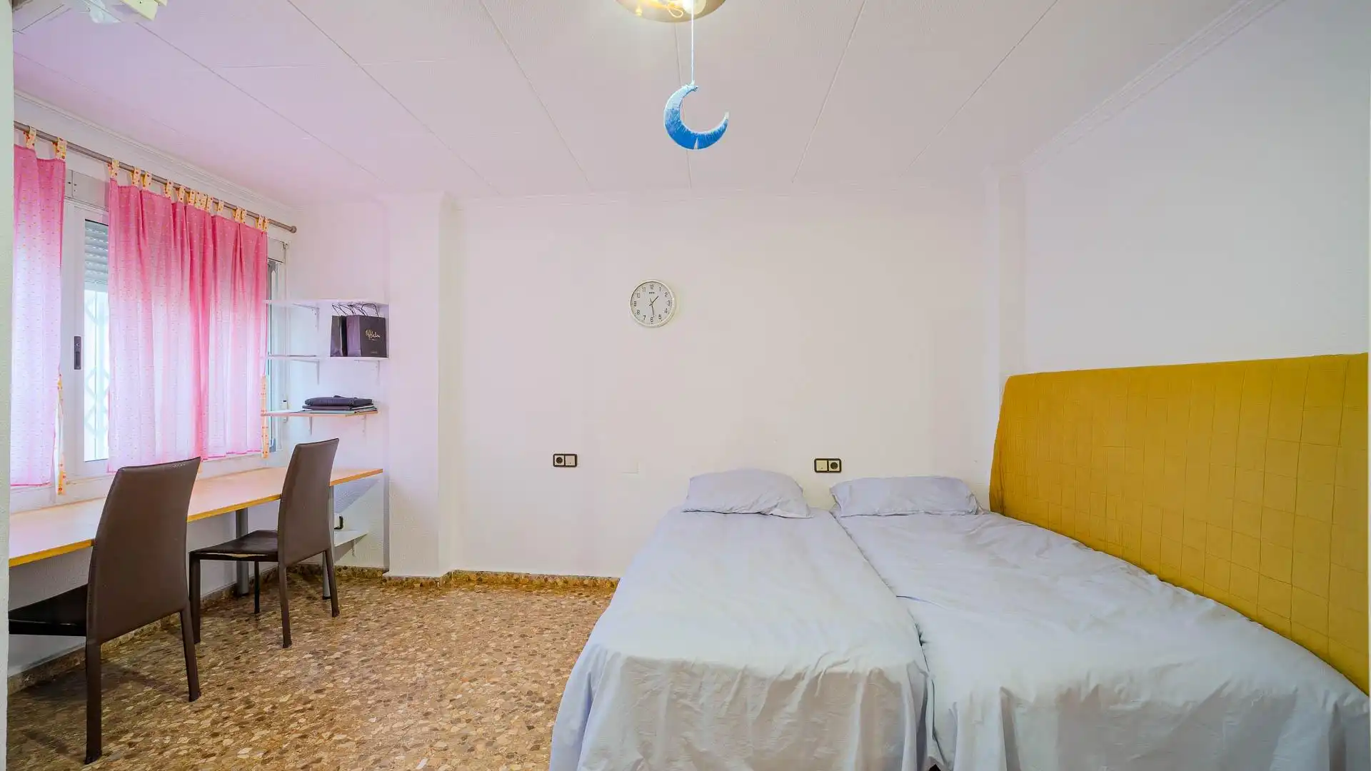 Habitación de Casa adosada en venta en Torrevieja con Jardín privado, Terraza y Amueblado
