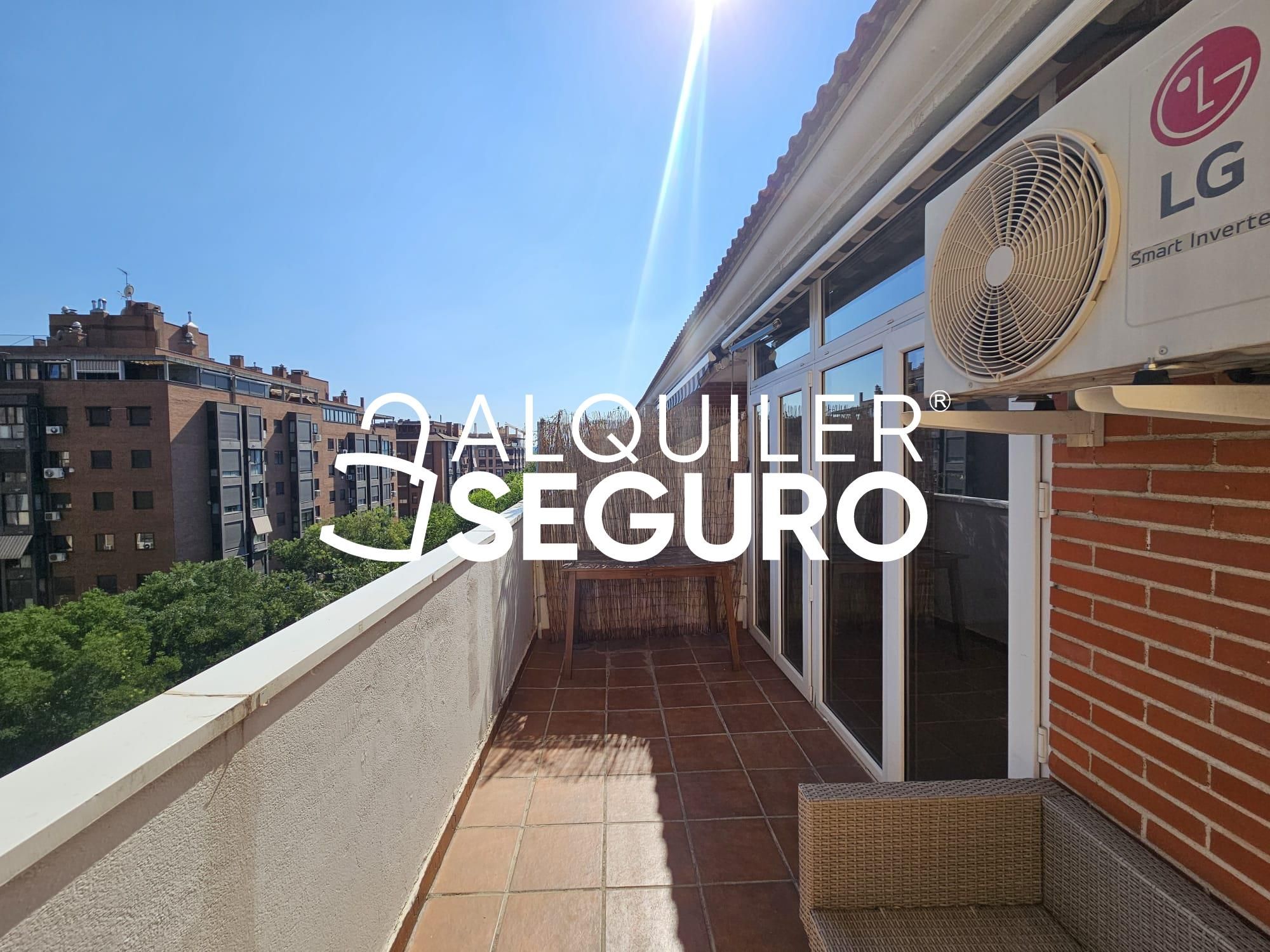 Vista exterior de Àtic de lloguer en  Madrid Capital amb Aire condicionat, Calefacció i Terrassa