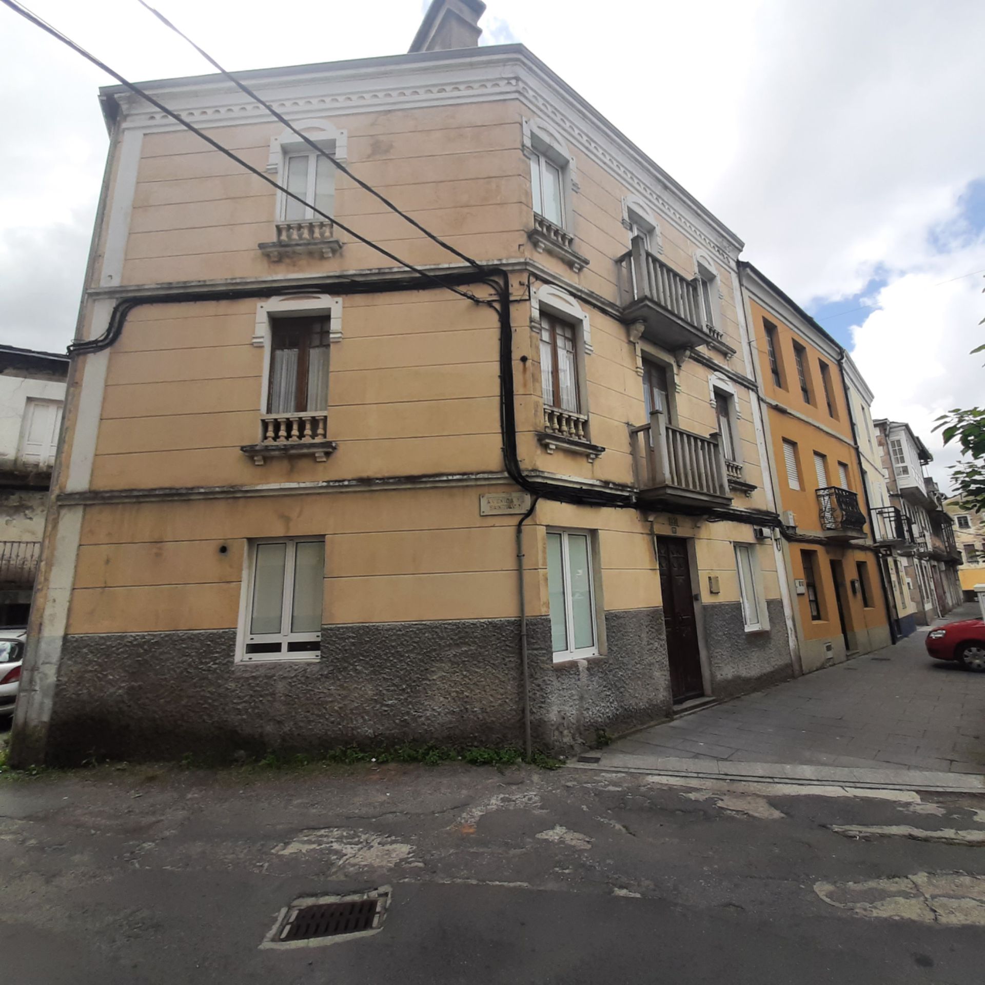 Vista exterior de Casa adosada en venda en Viveiro amb Jardí privat, Moblat i Forn