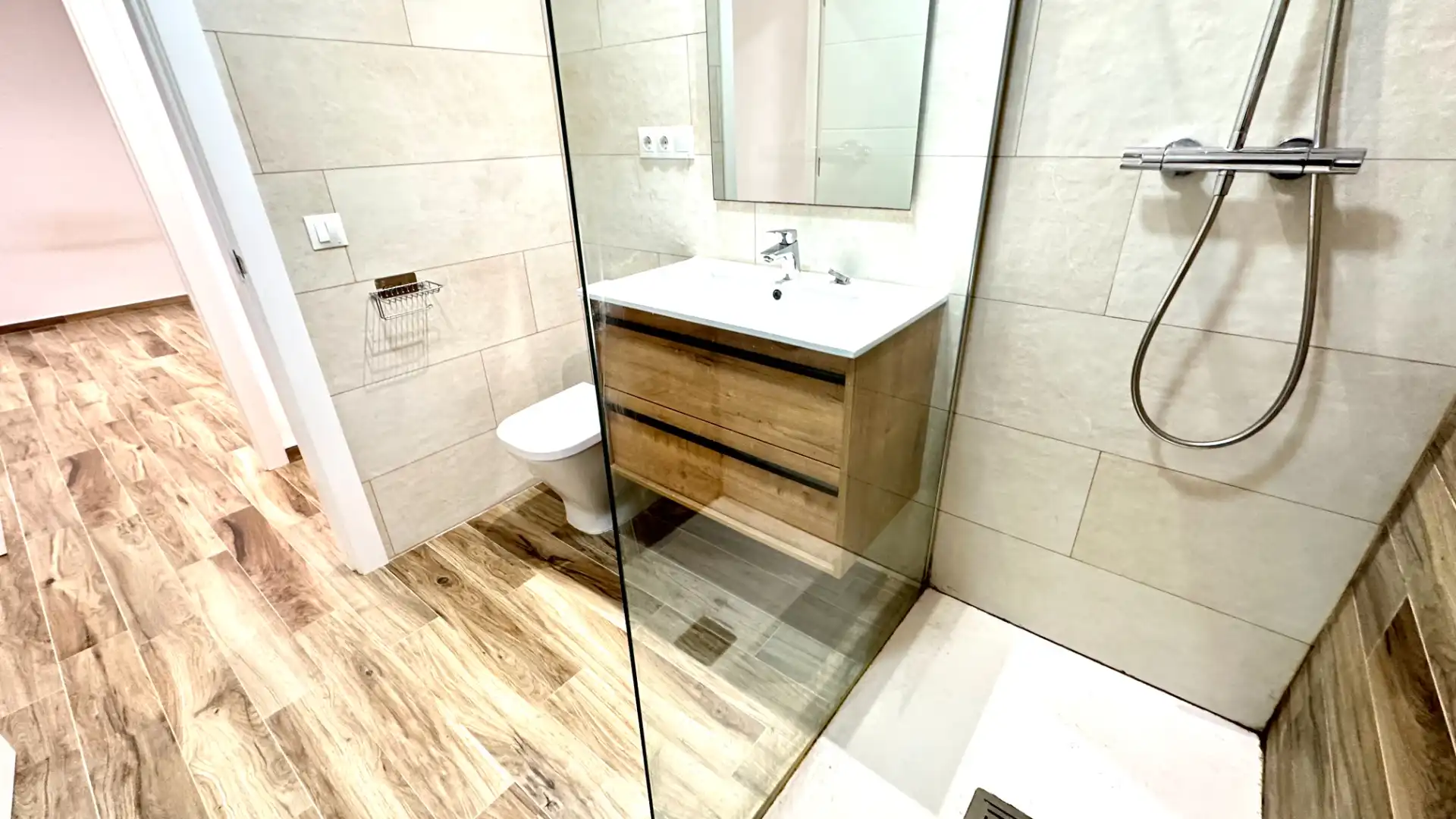 Baño de Planta baja en venta en Barcelona con Aire acondicionado, Calefacción y Parquet