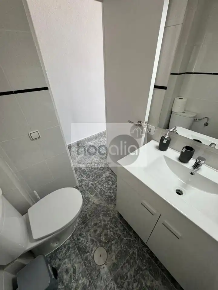 Bathroom of Flat for rent in Sevilla  with Air Conditioner and Furnished