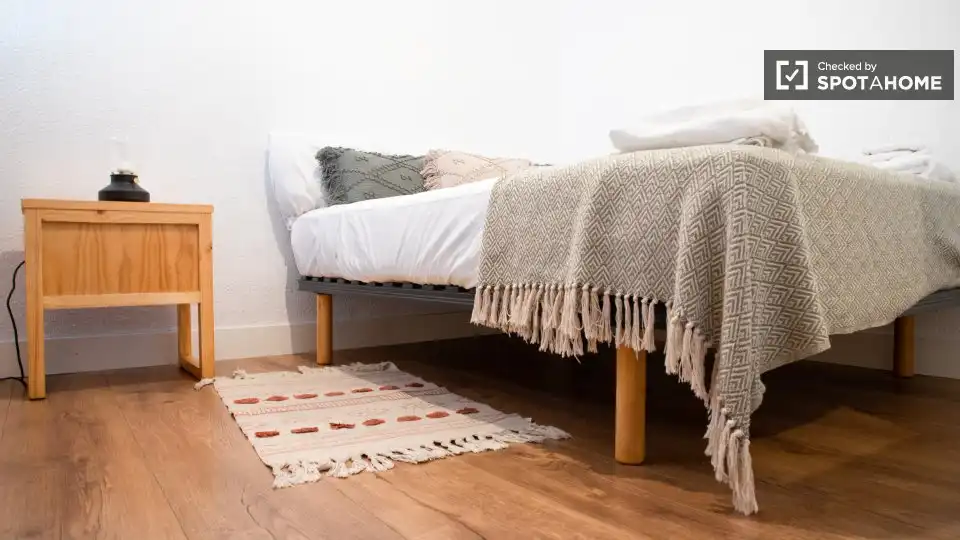 Bedroom of Flat for rent in Madrid  with Air Conditioner, Heating and Furnished