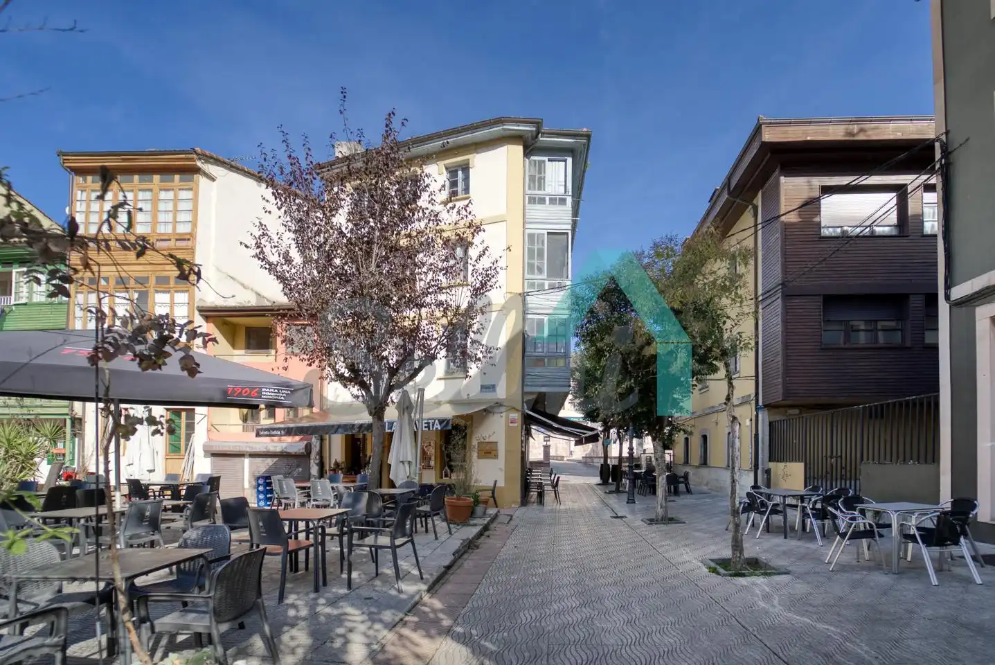 Außenansicht von Gebäude zum Verkauf in Nava