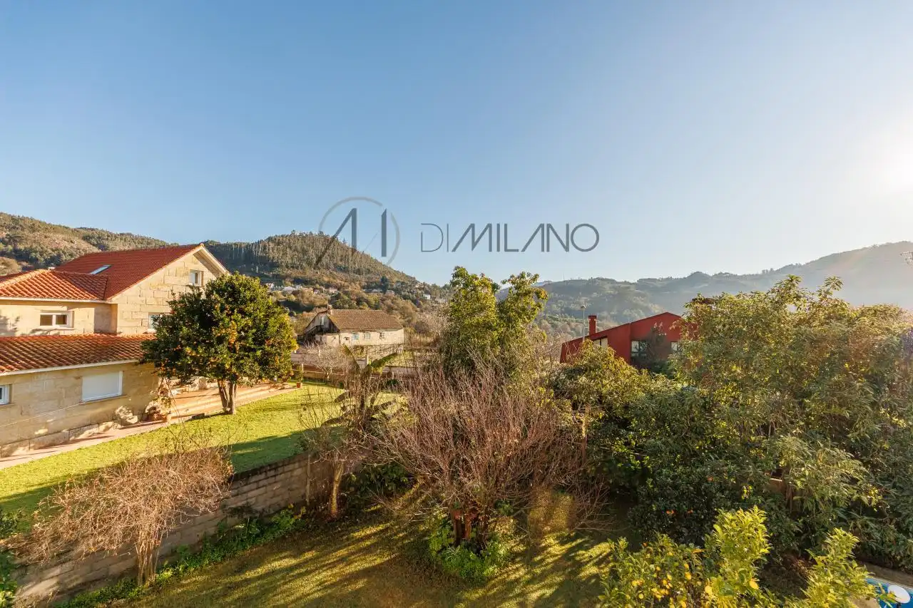 Vista exterior de Casa o xalet en venda en Nigrán amb Calefacció, Jardí privat i Terrassa