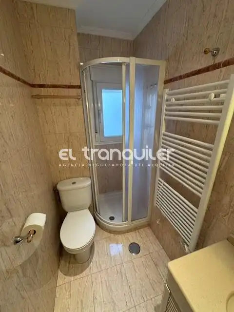 Badezimmer von Wohnung zur Miete in Madrid mit Klimaanlage und Waschmaschine