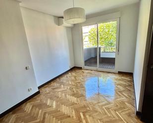 Dormitori de Apartament de lloguer en  Madrid Capital amb Aire condicionat, Terrassa i Balcó