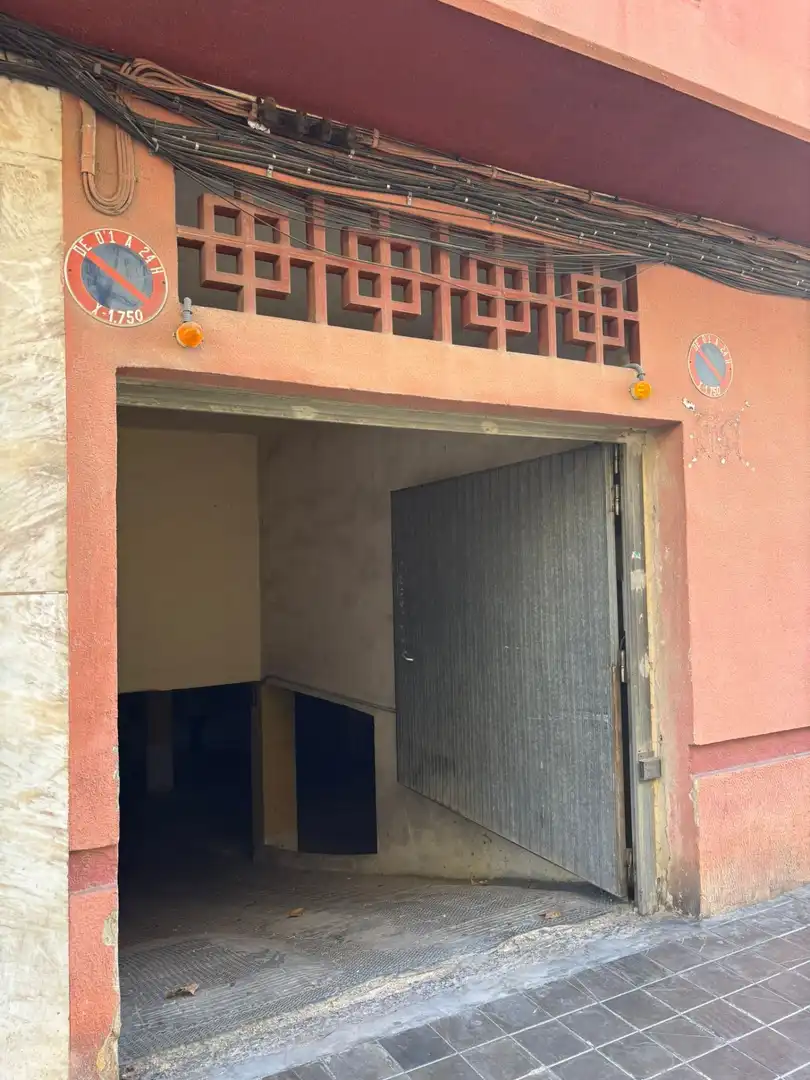 Außenansicht von Garage zum Verkauf in Valencia