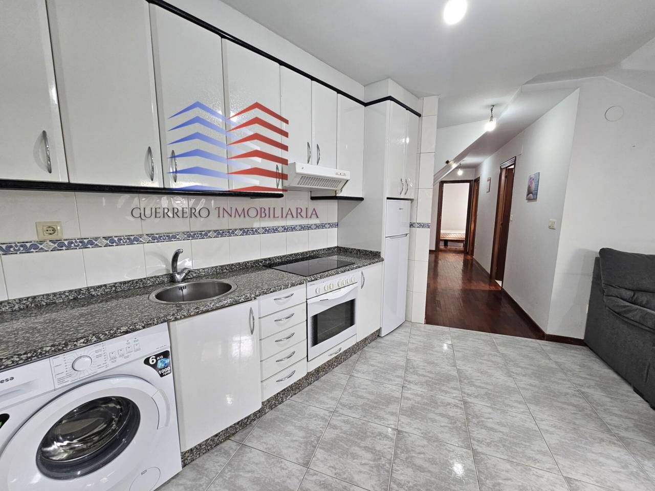 Cuina de Àtic de lloguer en Ourense Capital  amb Calefacció, Parquet i Moblat
